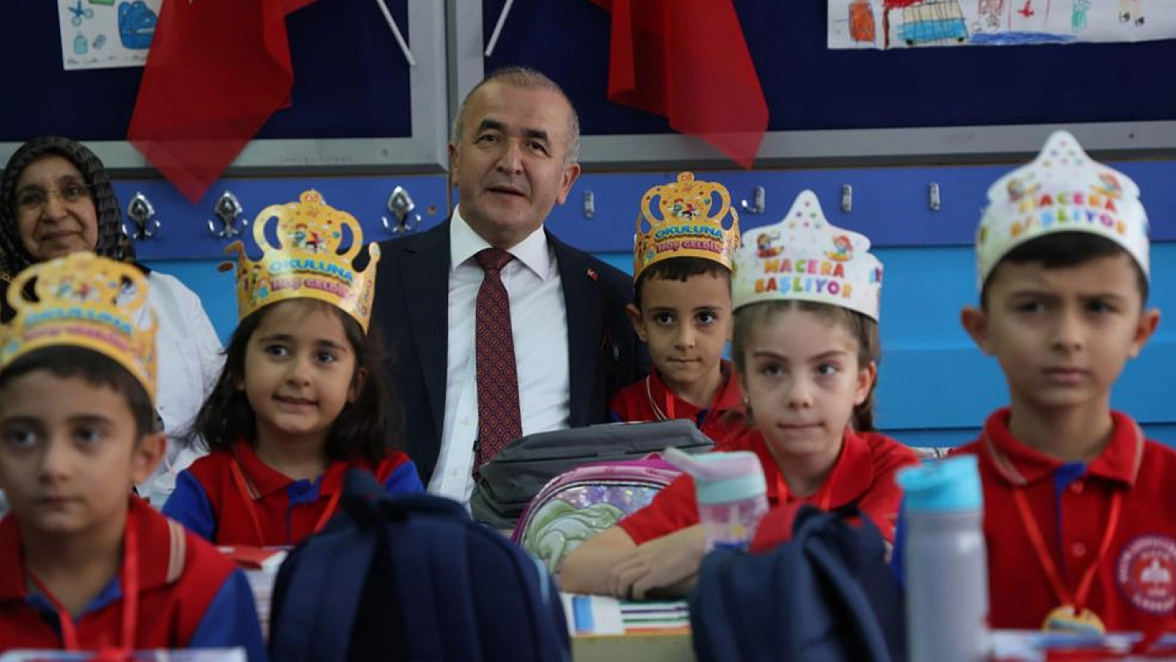 İlk ders zilini Vali Hatipoğlu çaldı