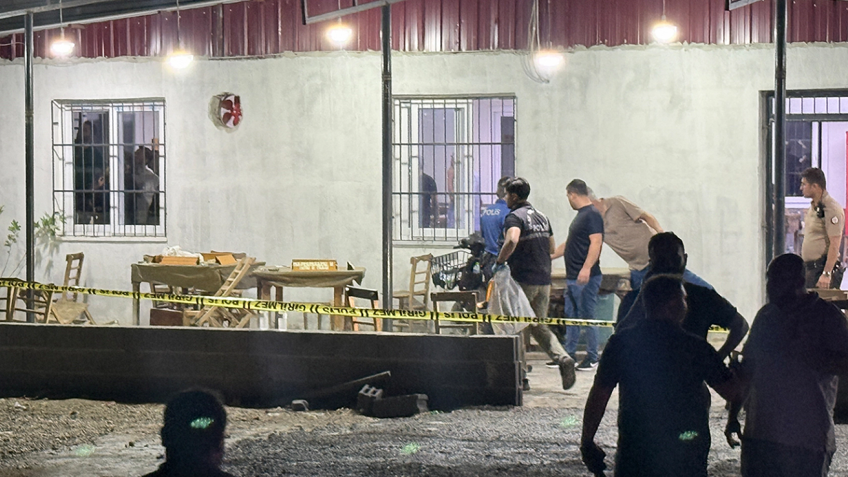 kahvehaneye silahlı saldırı: 1 ölü, 4 yaralı