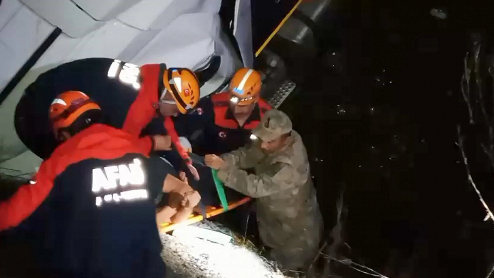 Elazığ'da tır şarampole uçtu: 2 yaralı