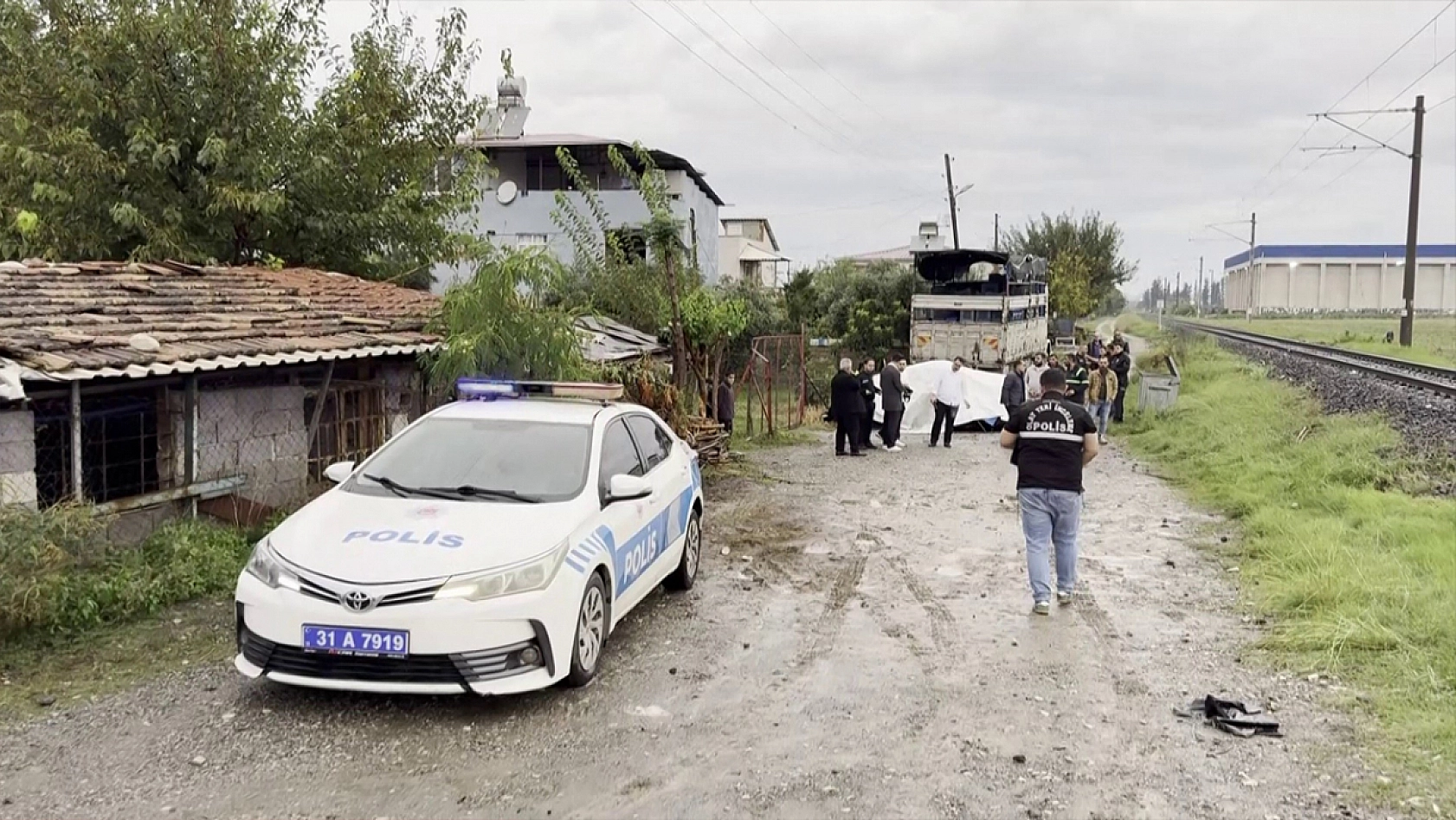 Trenin çarpmasıyla metrelerce sürüklenen otomobildeki anne öldü, oğlu yaralandı