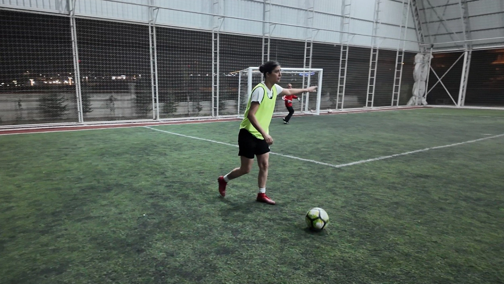 Elazığlı kadın futbolcu Yağmur Bor halı sahanın gözdesi oldu