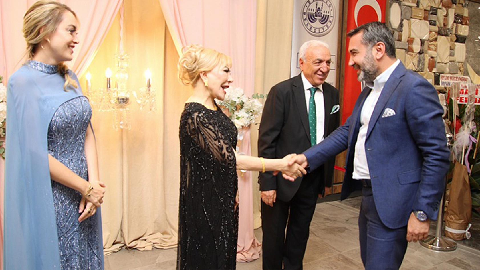 Elazığ'da tarihi düğün: Çayda Çıra gösterisiyle taçlanan geceye 3 bin davetli katıldı