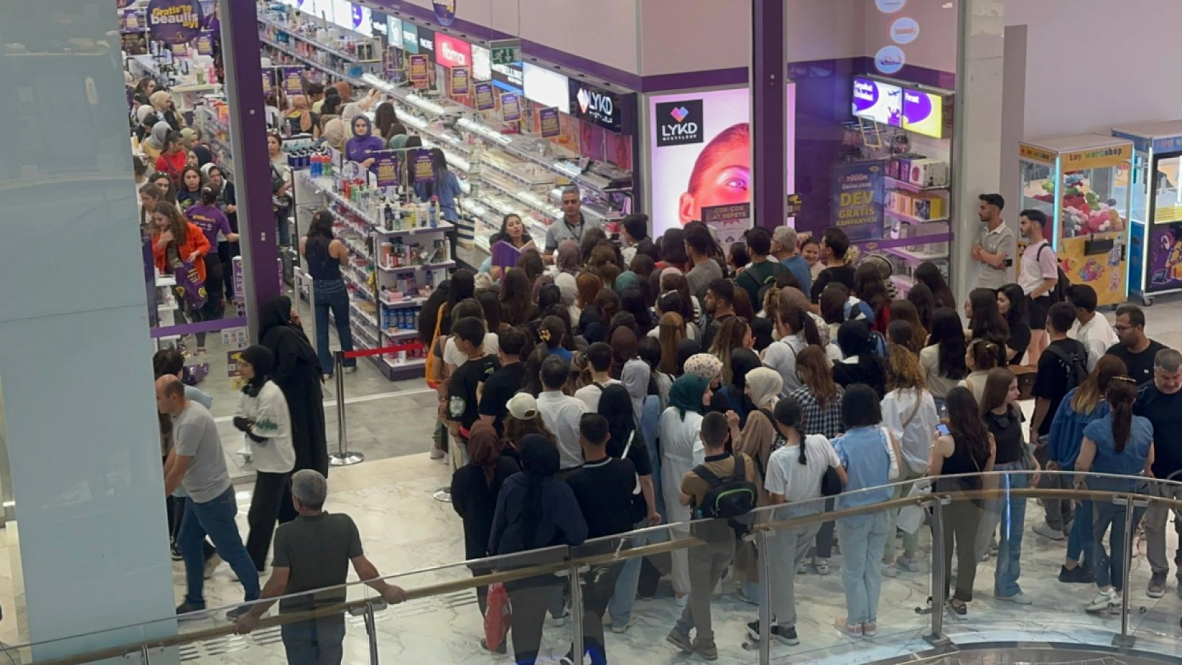 Elazığ'da Ulusal Bir Mağazanın Yaptığı Yüzde 70 İndirimi Duyan Gençler Kendilerini Kaybetti