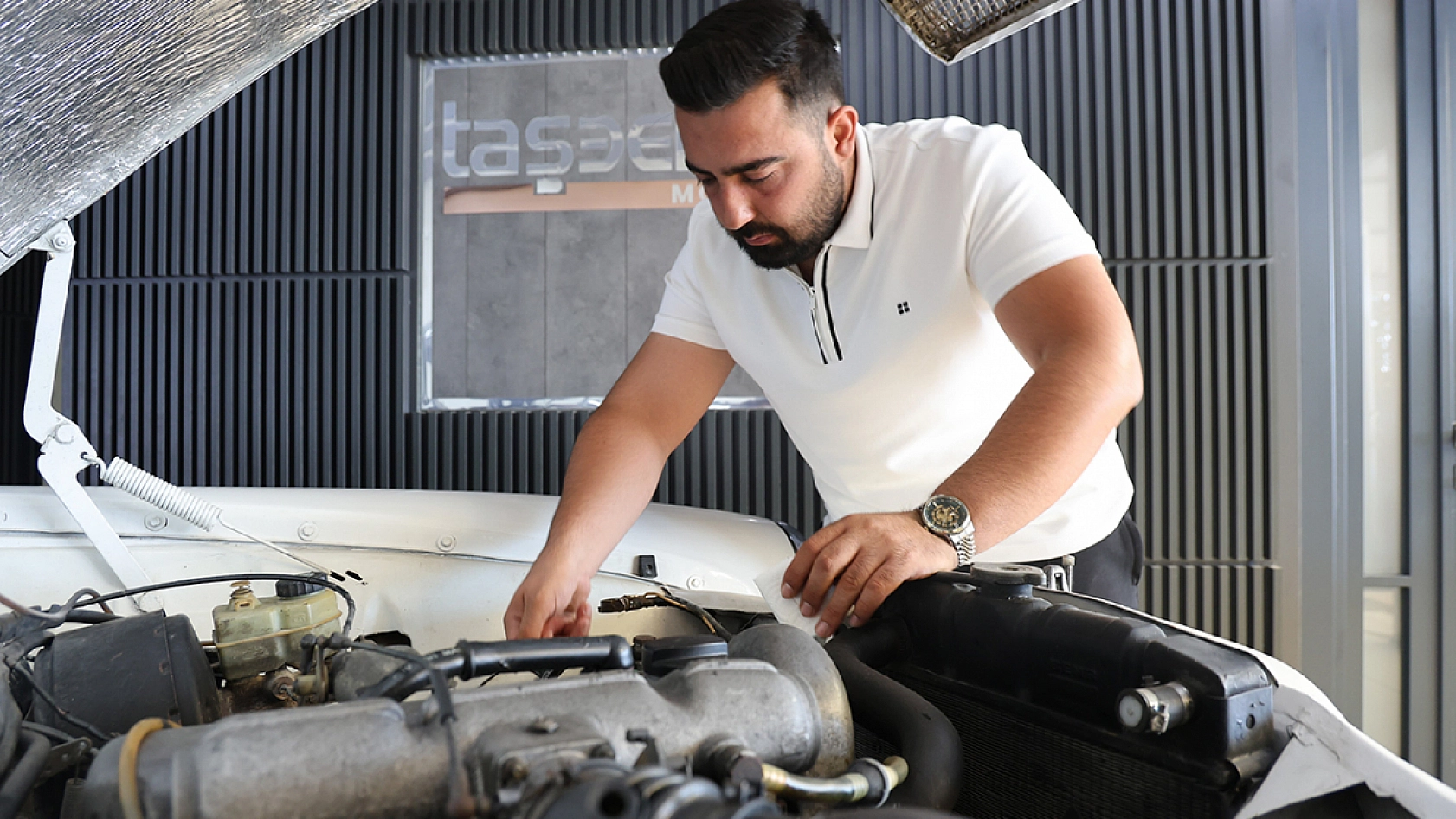 Elazığ'ın Gözbebeği: 1967 Model Mercedes'e 200 Bin Lira Harcadı, Milyonluk Araçları Dışarıda Bıraktı