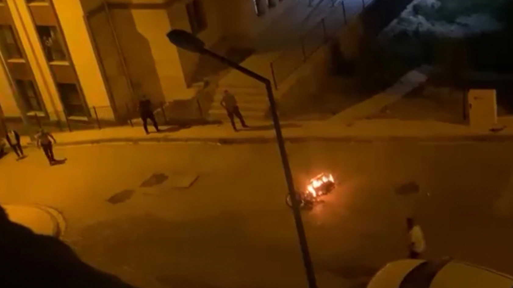 Sokak ortasında motosikletini ateşe verdi