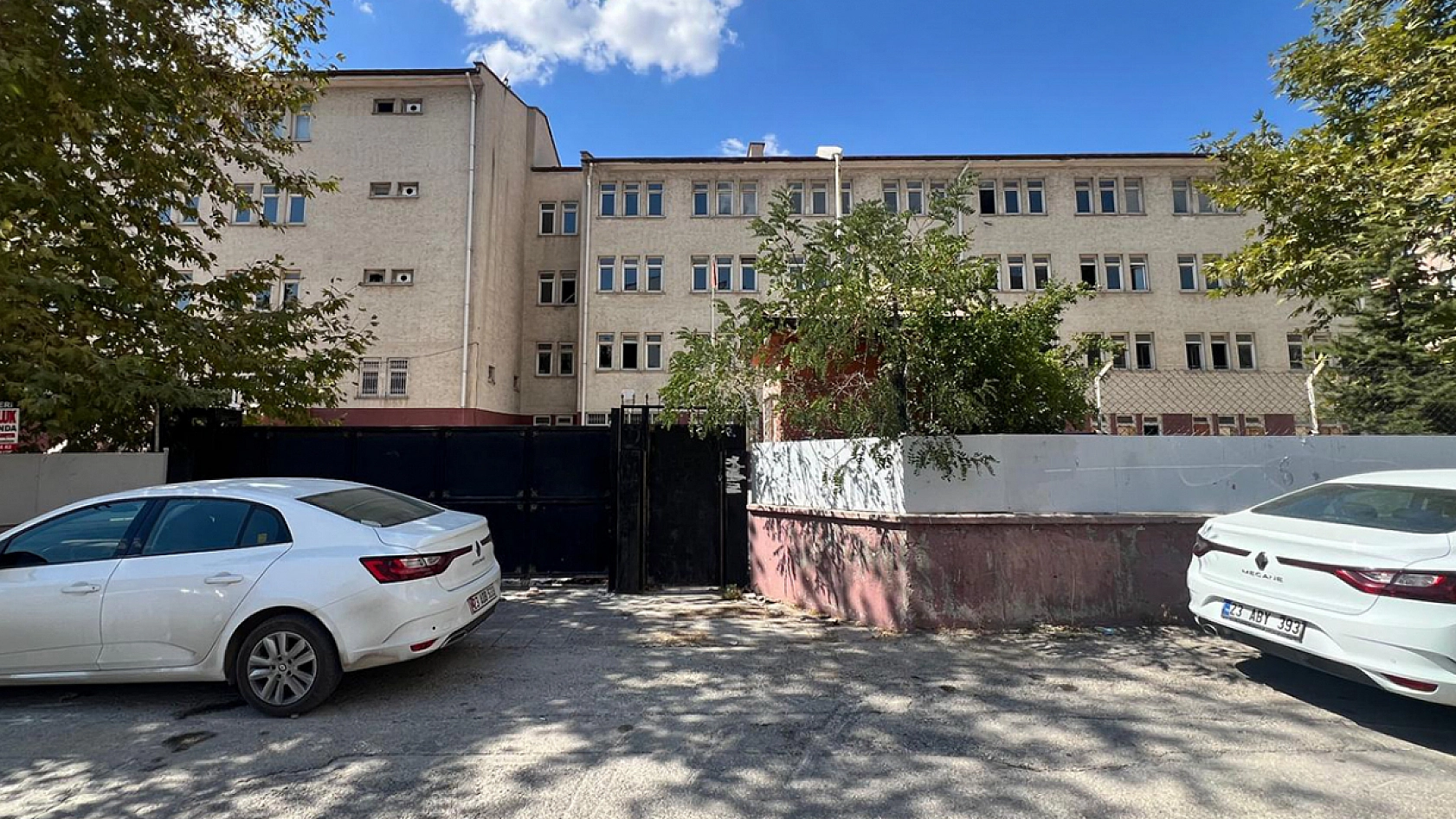 Elazığ'da yıkılmayan okul binası mahallelinin kâbusu oldu