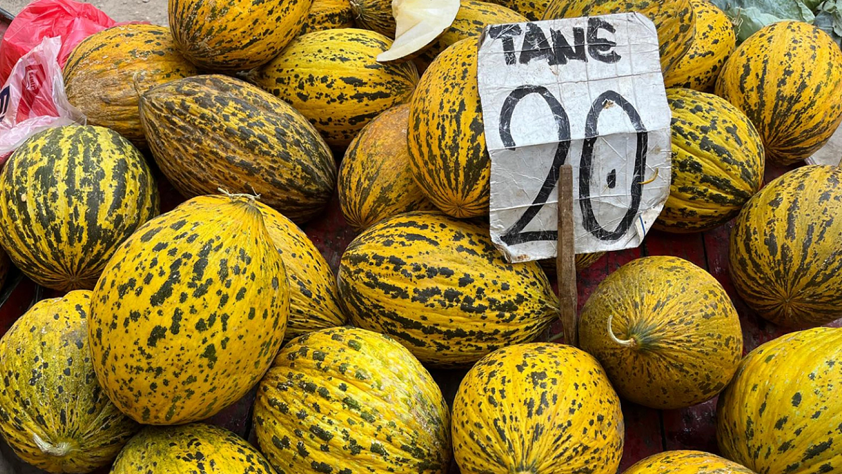 Elazığ'ın salı pazarında güncel sebze-meyve fiyatları