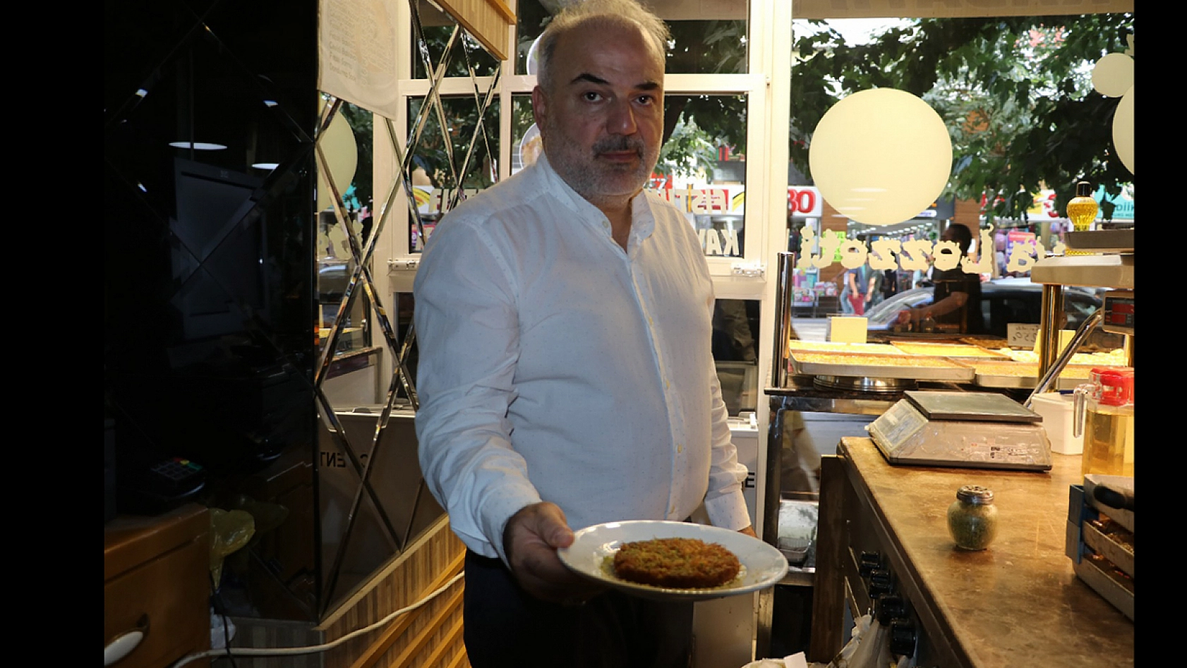 Elazığ'da yaptığı tatlıyla bölgede tek oldu