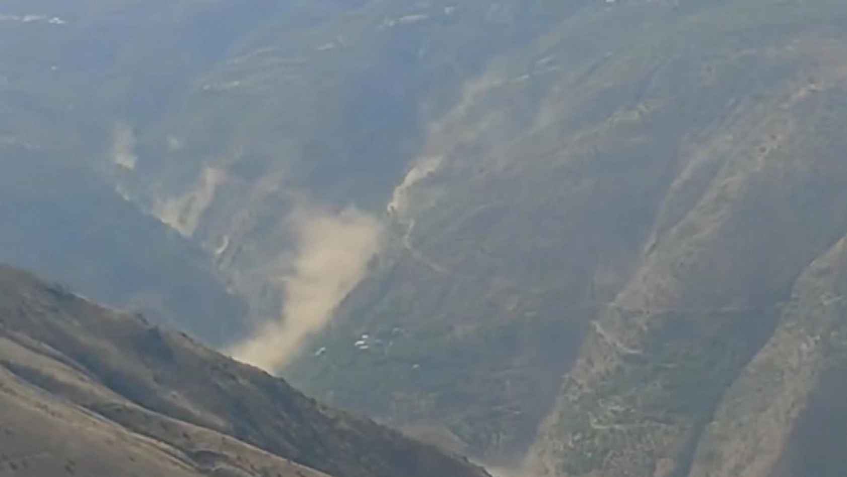 Deprem anında fay hattında yaşananlar kameraya yansıdı