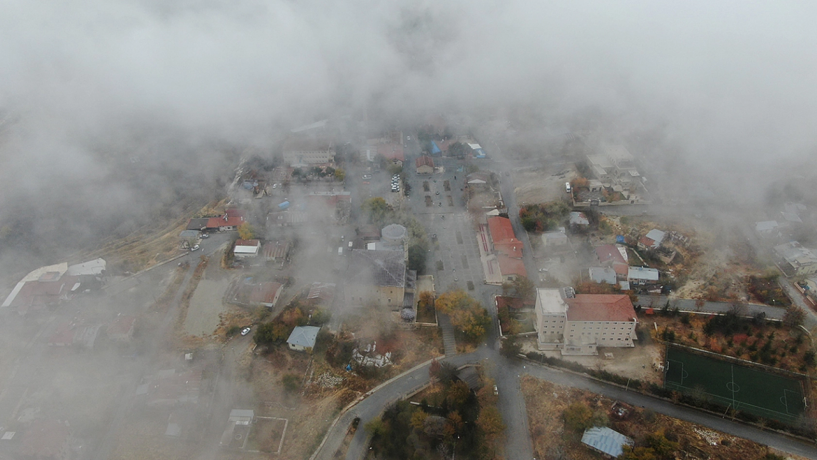 Baharı ayrı kışı ayrı güzel olan Tarihi mahallede sisten eşsiz güzelliğe
