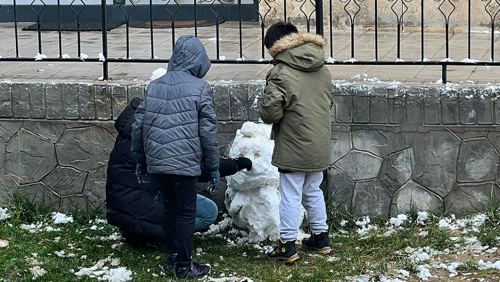Elazığ'da kar tatiline en çok onlar sevindi