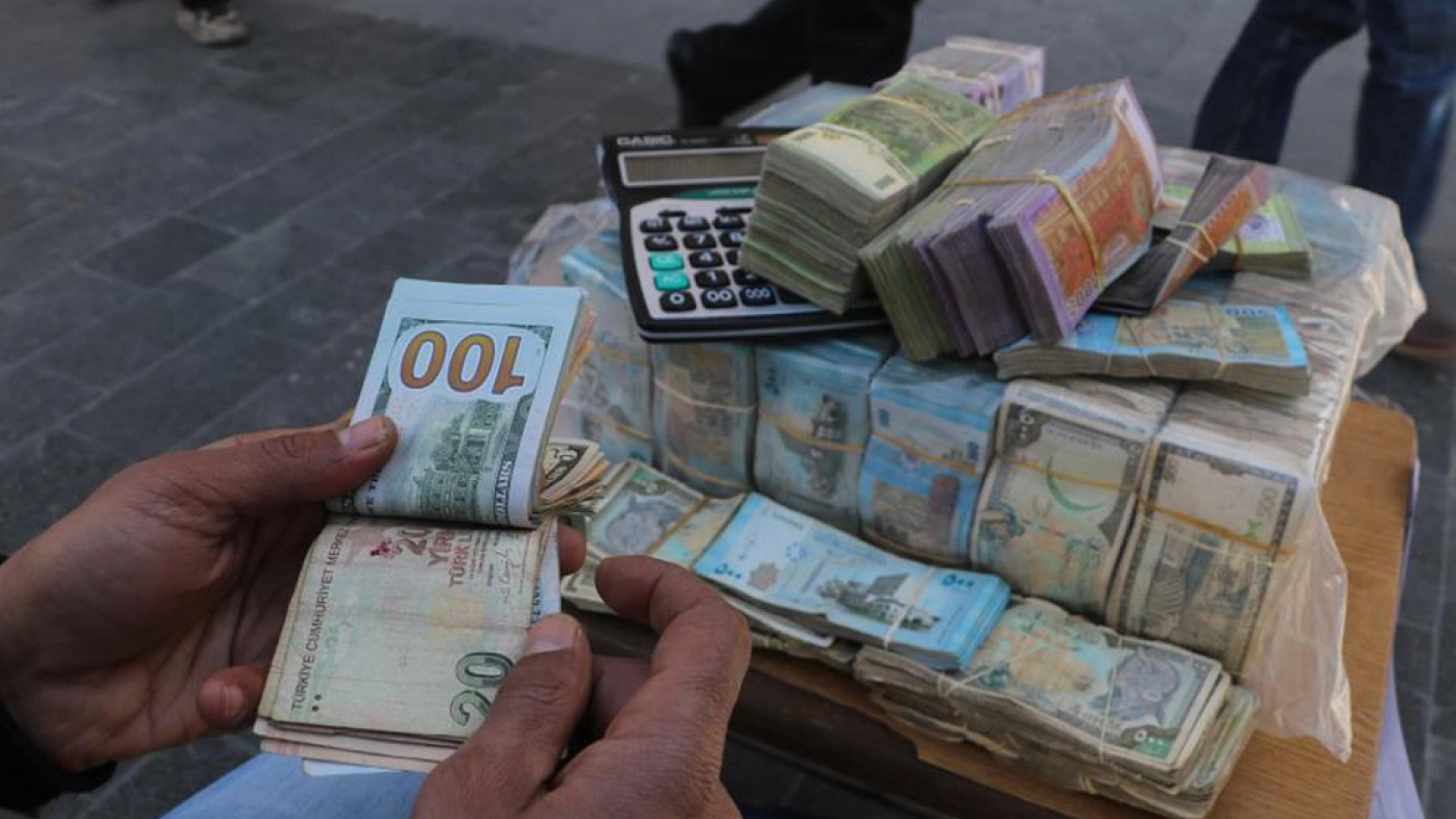 Sokaklarda balya balya para satıyorlar!