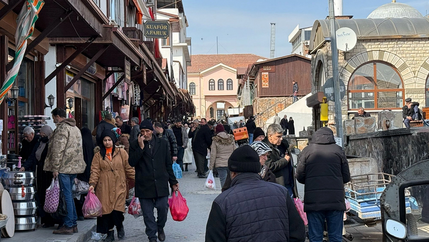 Elazığ'da havalar ısındı caddeler doldu taştı