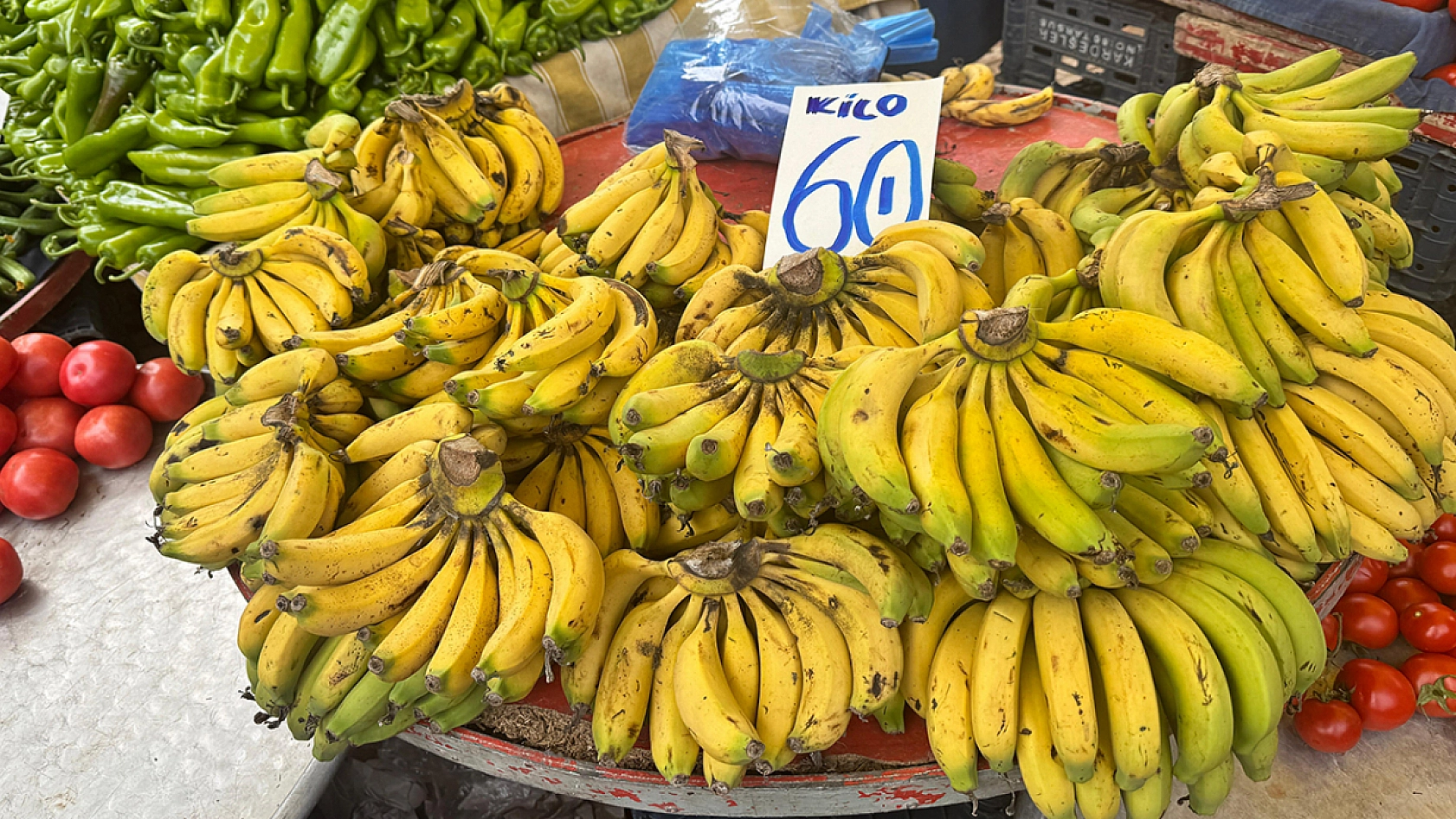 Elazığ'ın en kalabalık semt pazarında tezgahlardaki fiyatlar ne?