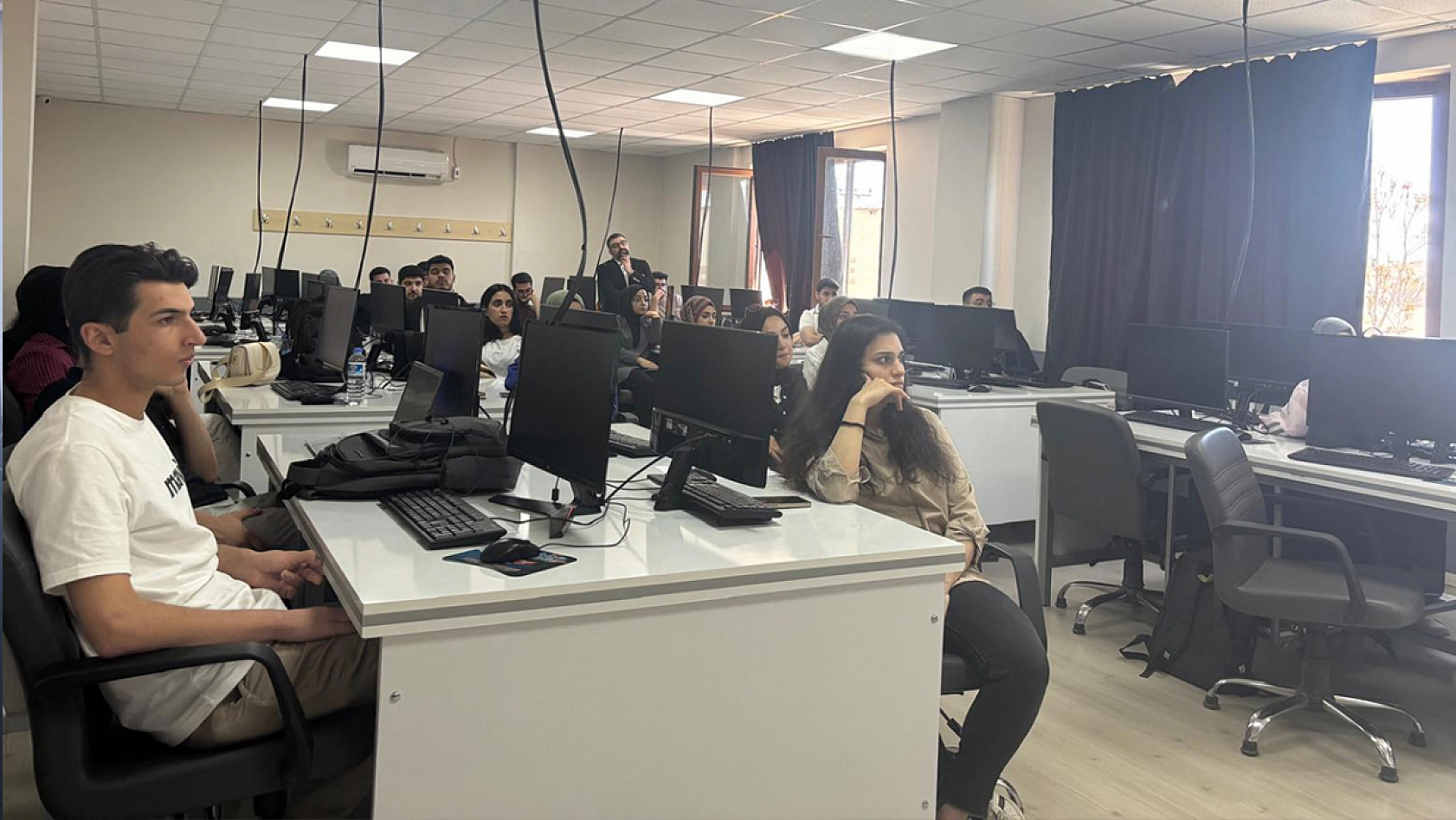 Diş hekimi Pınar Ardıçoğlu üniversite öğrencileriyle buluştu