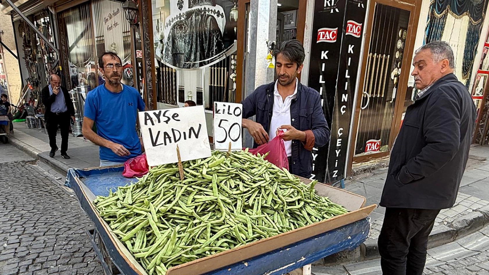 Elazığ'a yılın ilk mahsulü geldi kilosu 50 liradan satılıyor
