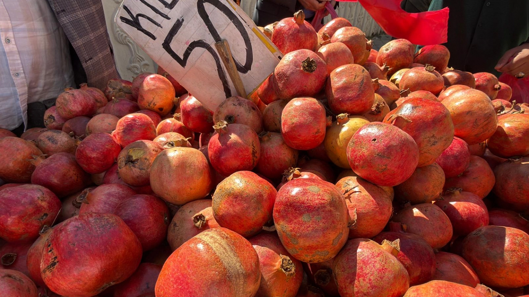 Elazığ'da yılın ilk meyvesi tezgahlarda yoğun ilgi gördü