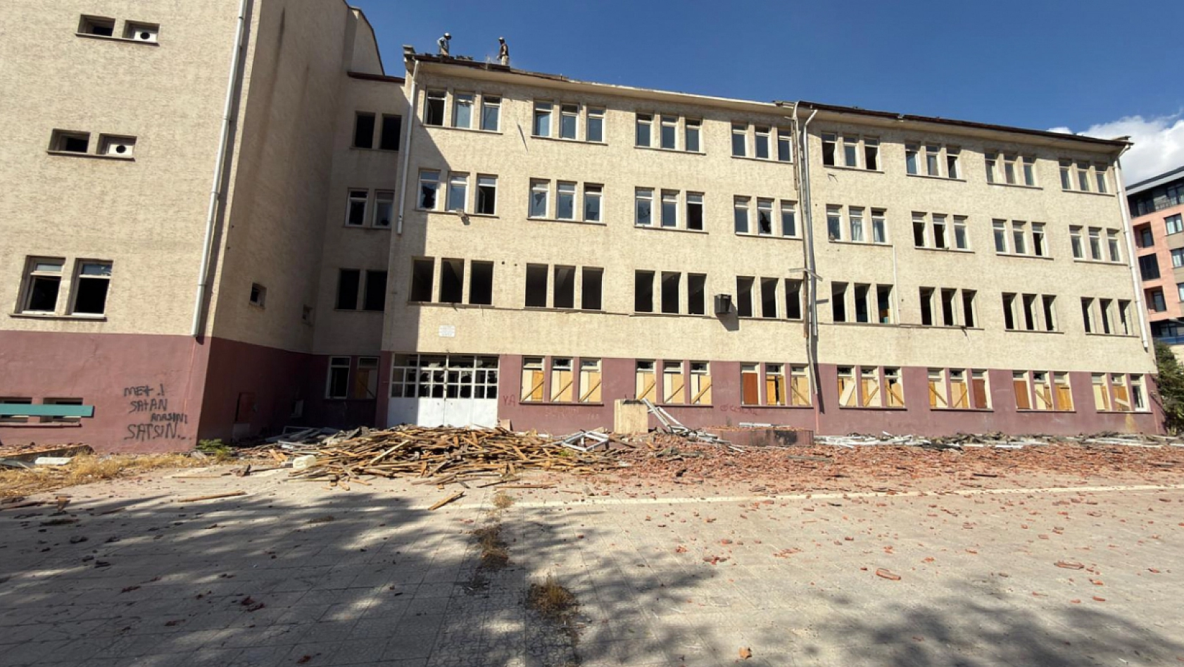 Elazığ'da o binada yıkım için ilk adım atıldı