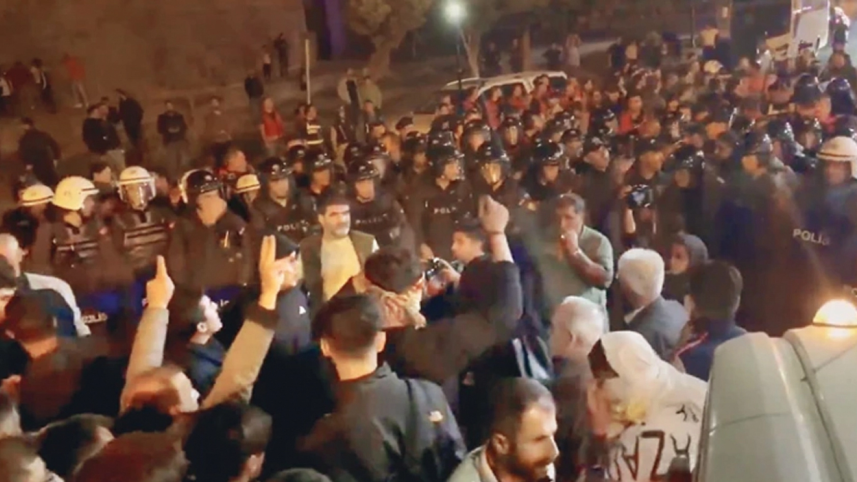 Yerlikaya'dan Diyarbakır yürüyüşüne sert tepki: 'Polise düşman deme alçaklığına izin vermeyiz'
