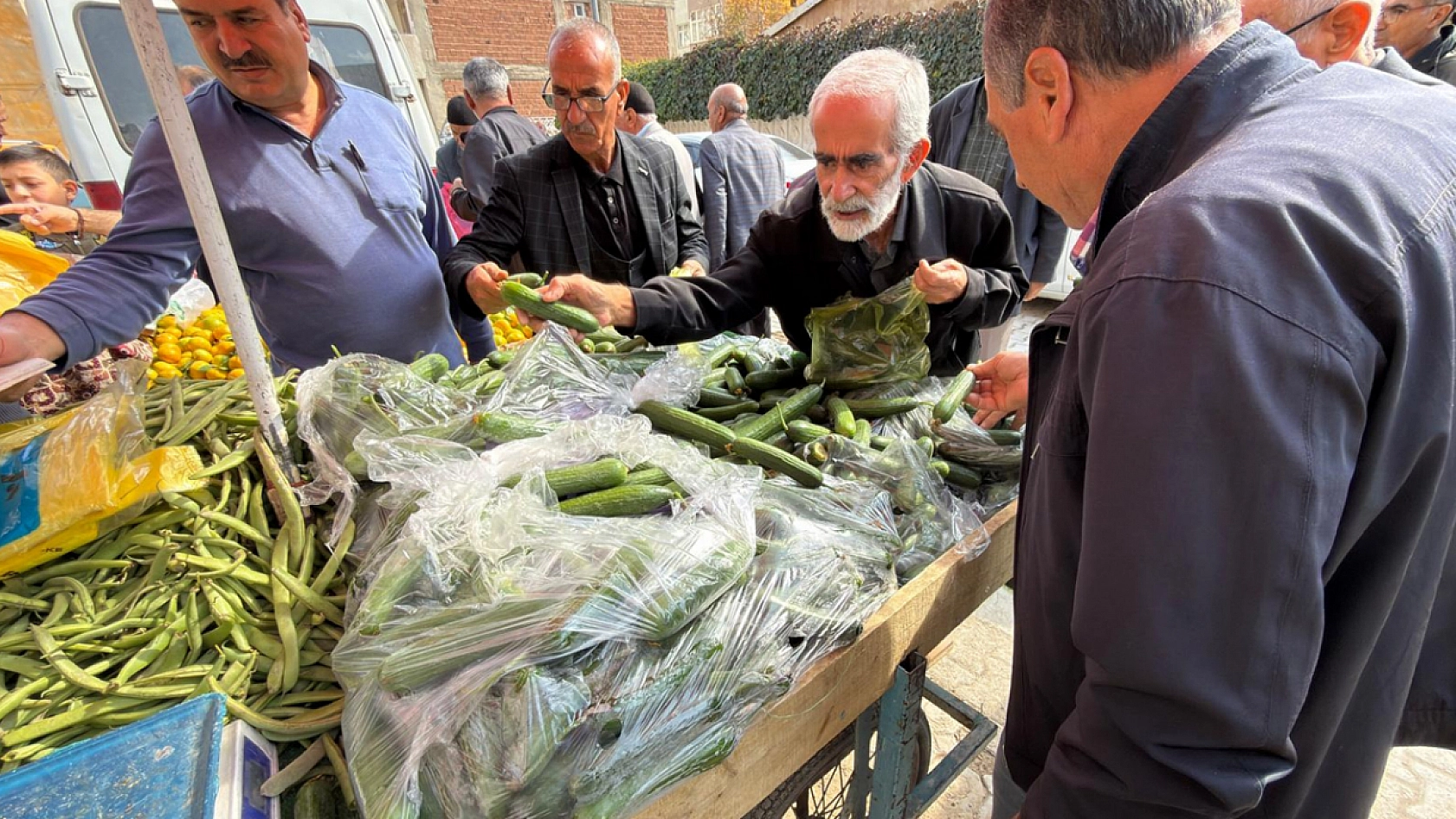 Elazığ'da kilogramı 25 liraya düşen sebze kilo kilo satın alındı