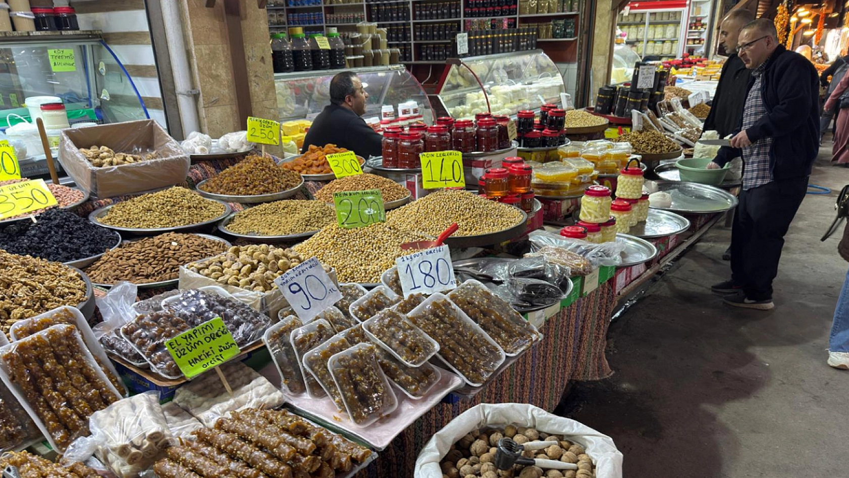 Elazığ Kapalı Çarşı'da Harput musikisi eşliğinde alışveriş keyfi