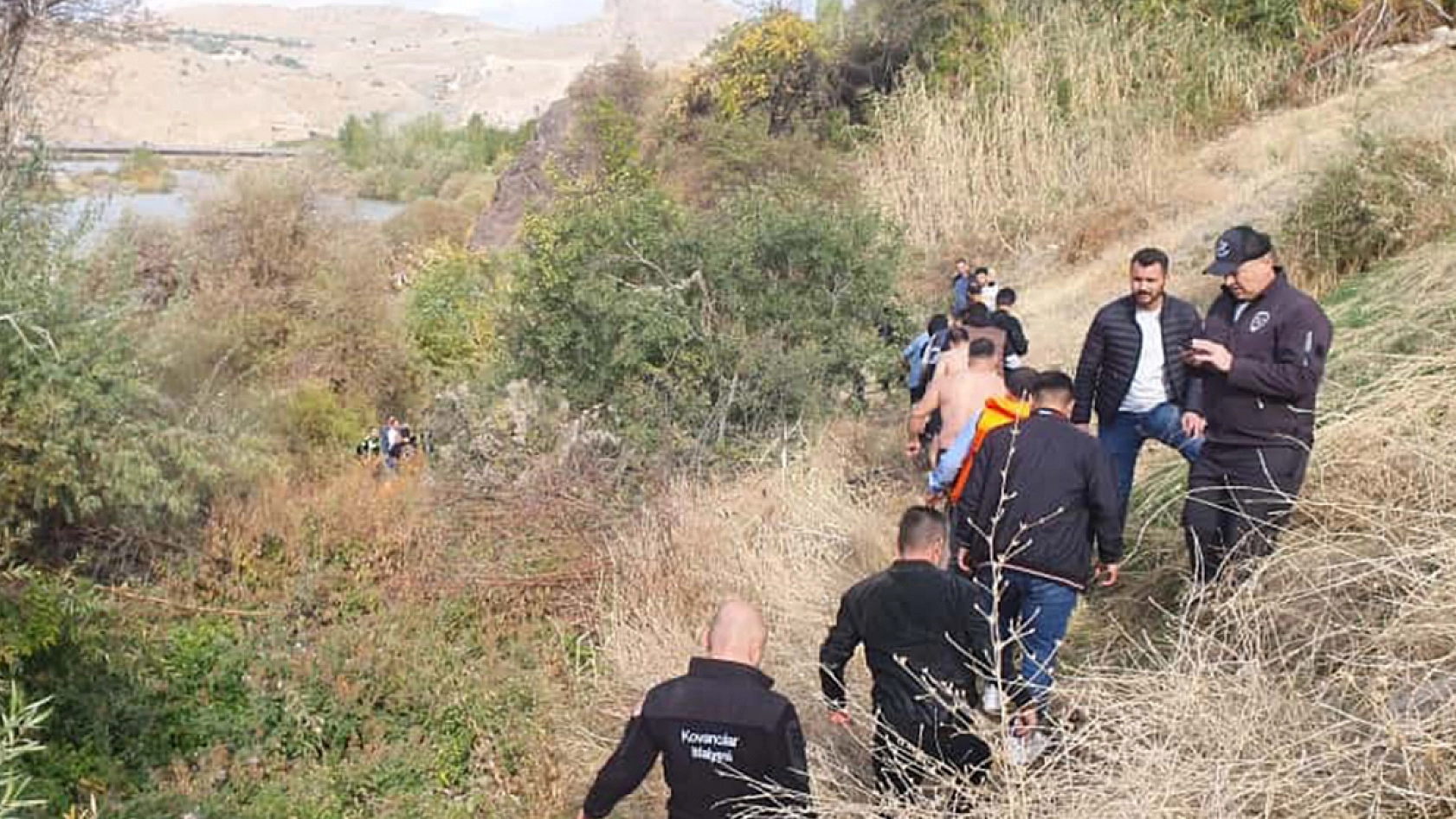 Elazığ'da baraj kapakları açıldı, aile Murat Nehri'nde mahsur kaldı