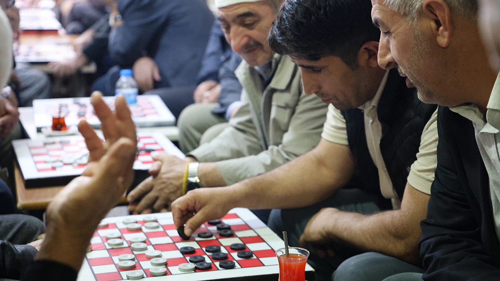Elazığ'da 65 yaş üstü vatandaşların dama geleneği sürdürülüyor