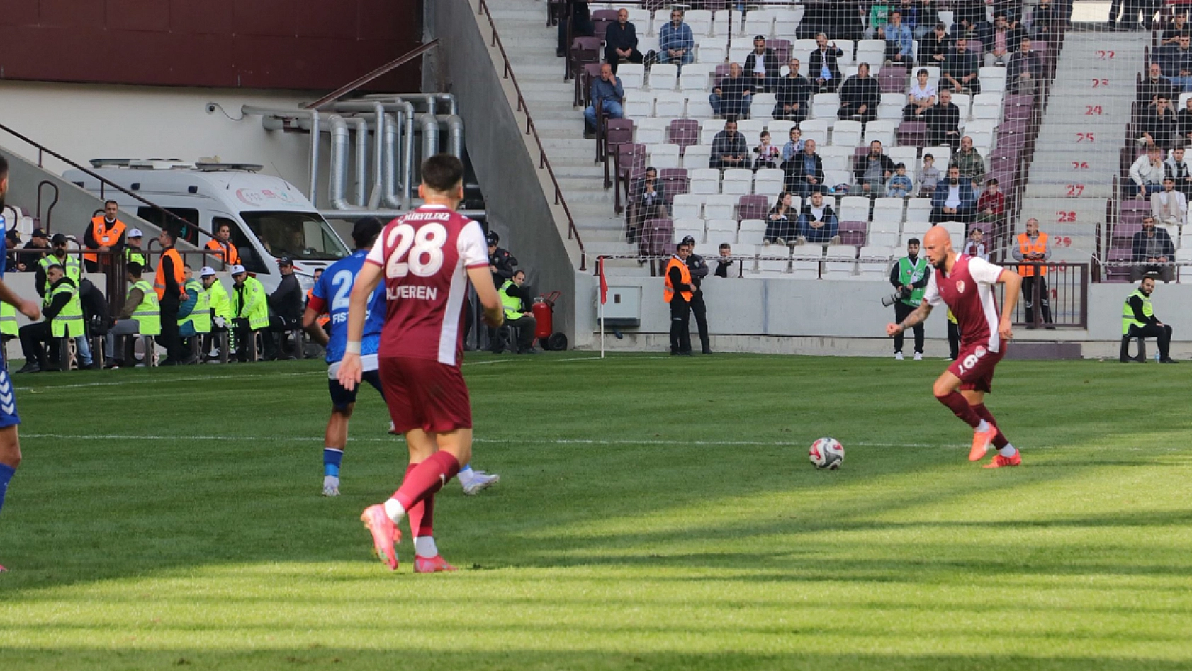 Bordo-Beyazlı camia ayağa kalkıyor