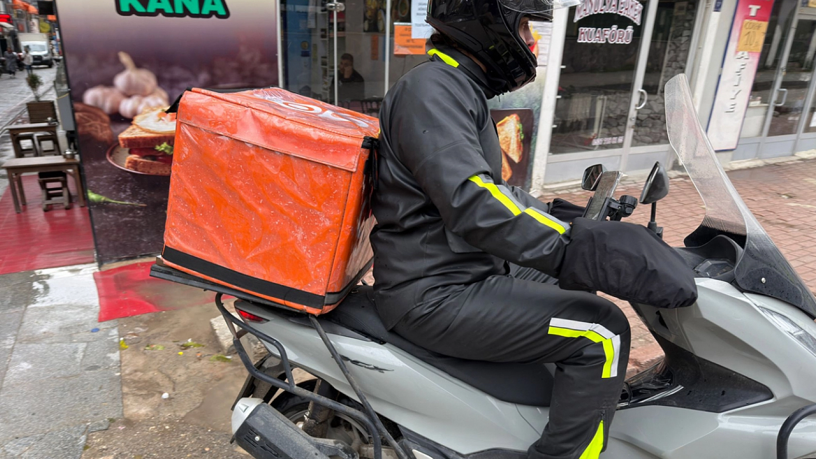 Elazığ'da onlar çalışırken soğuk vuruyor, rüzgar savuruyor!