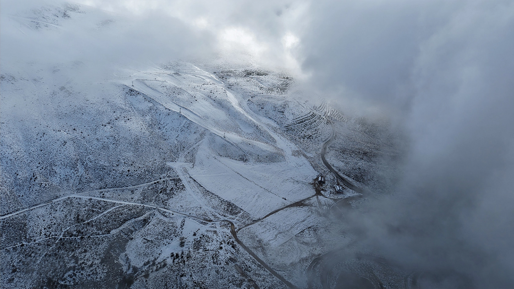 Kar, bulut ve göl bir arada: Elazığ'da Hazarbaba manzarası nefes kesti