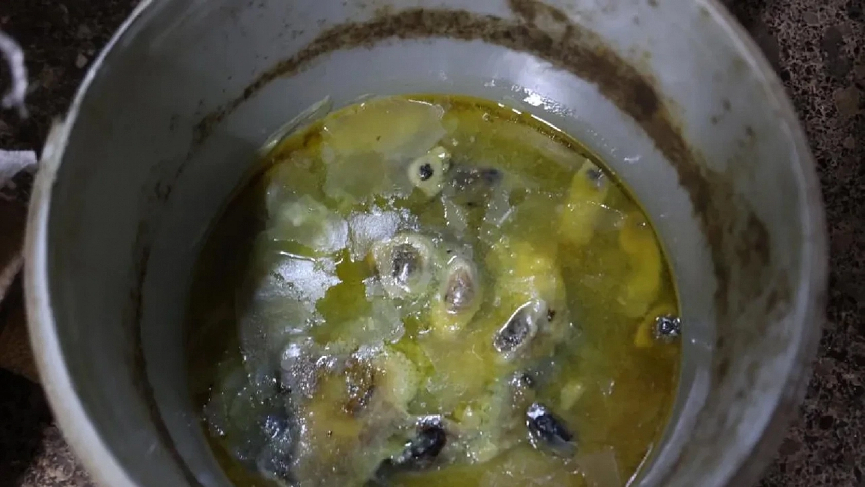 Depo değil çöplük gibi: Yetkililer devreye girdi