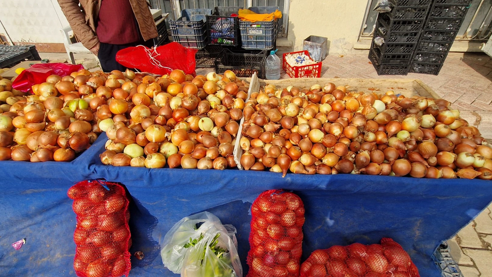 Elazığ'da halk pazarlardan vazgeçmiyor