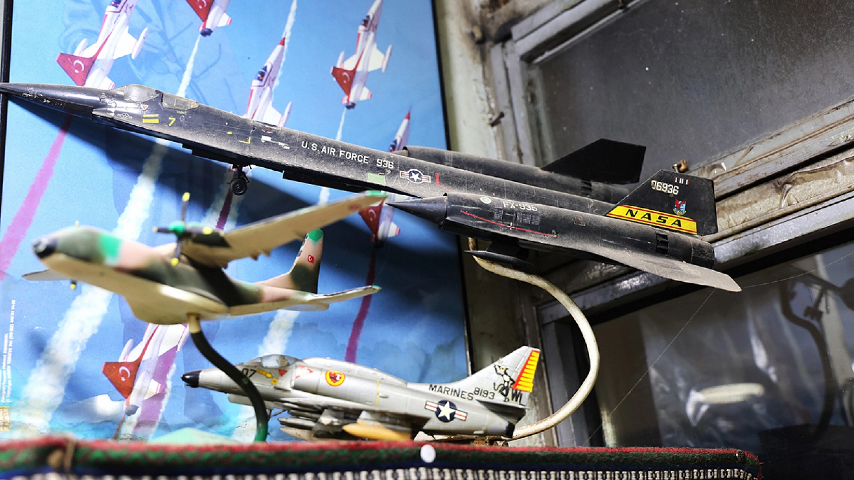 Elazığ'da 75 yaşındaki Atilla Demirbaş'ın pilotluk hayali gökyüzünde kaldı, maketlerle yaşadı