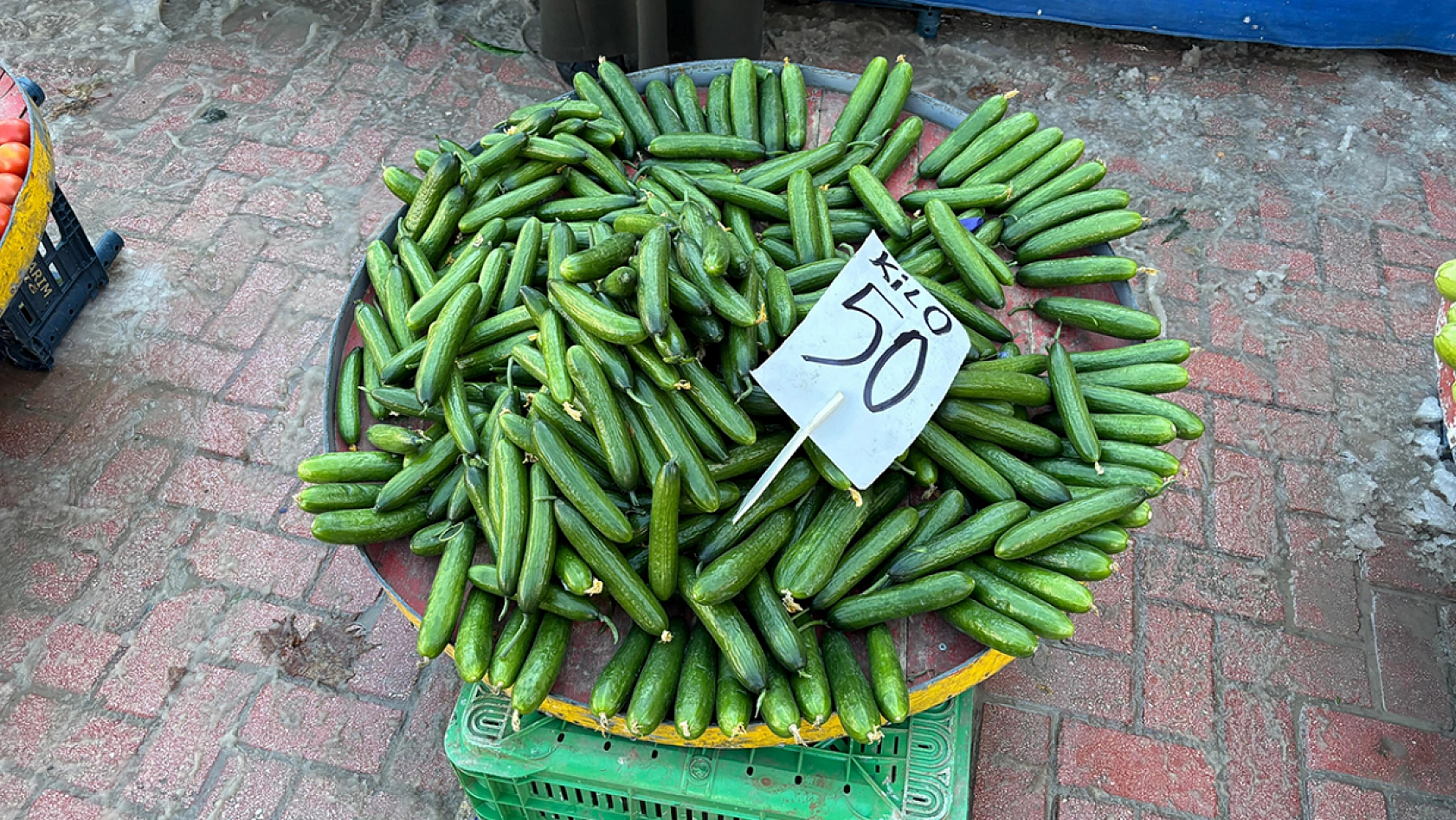 Elazığ'da Yılbaşı öncesi Salı Pazarı'nda durgunluk