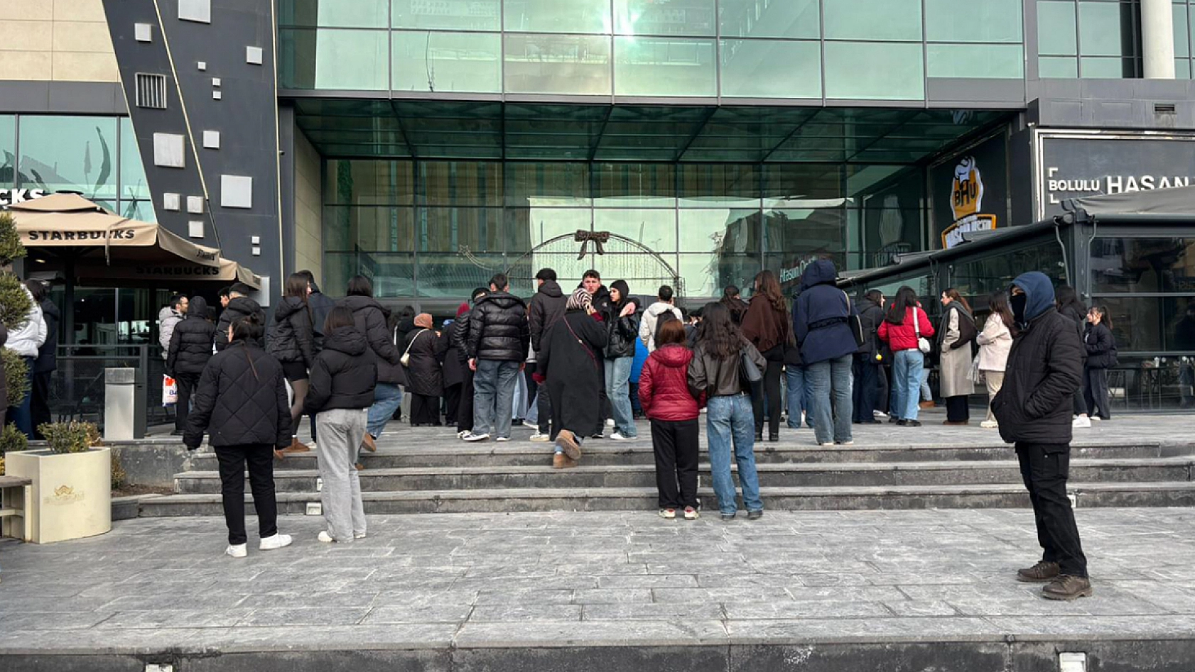 Elazığ'da Karnesini Alan Öğrenciler AVM'lere Akın Etti