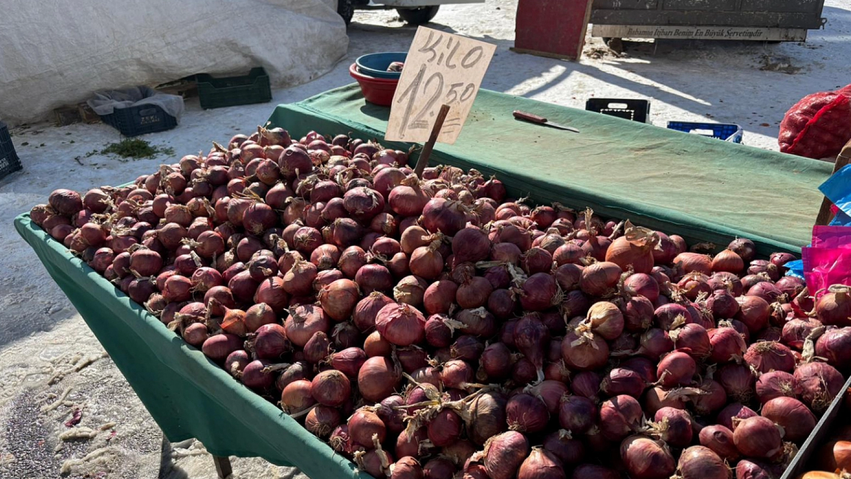 Elazığ'da soğuk ve rüzgara rağmen pazar kuruldu, fiyatlar sabit kaldı
