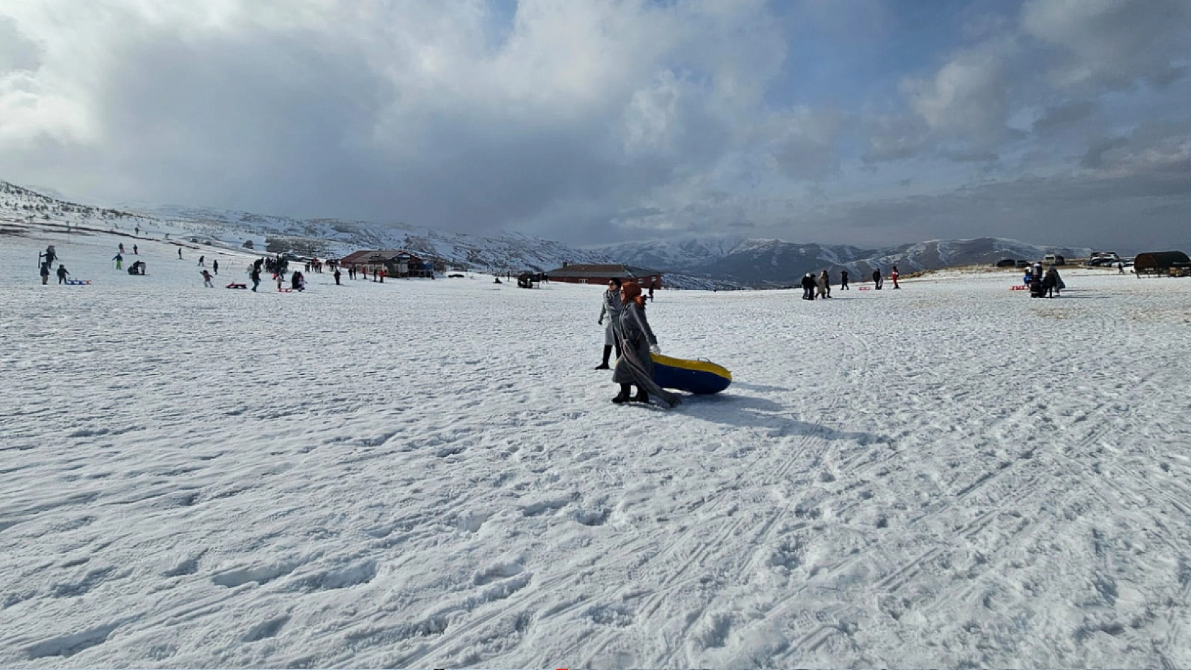 Rüzgara rağmen ilgi azalmadı: Elazığlılar Hazar Baba'ya akın etti