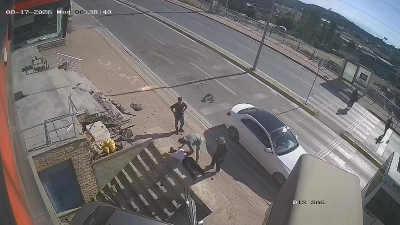 Otomobil merdiven boşluğuna uçtu: 2 kişi ezilmekten saniyelerle kurtuldu