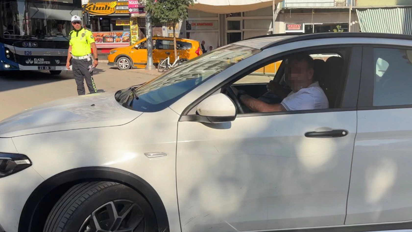 Elazığ'da polislerin önünde ters yöne daldı: Cezası ağır oldu