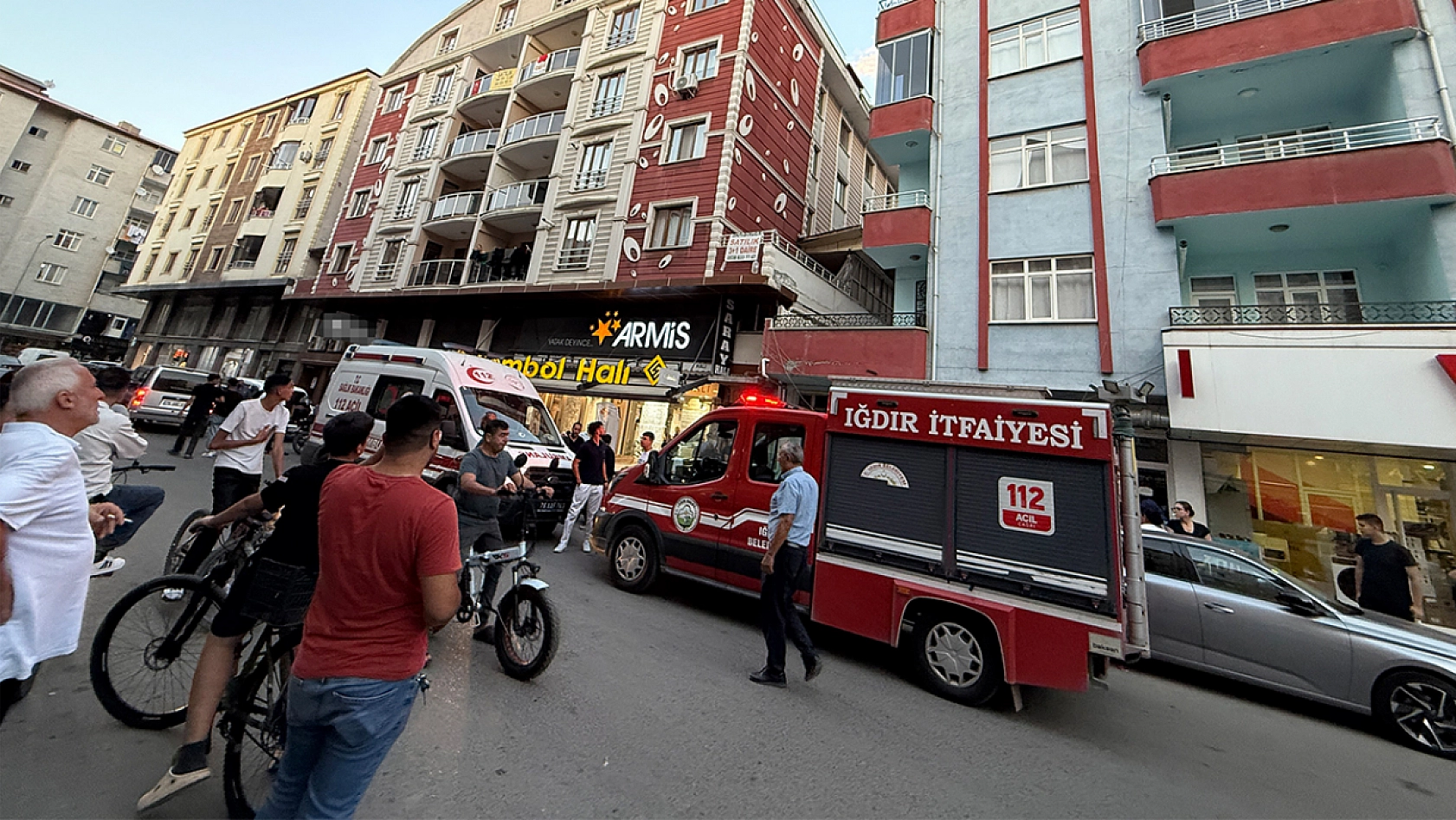 Dubleks dairede yangın: 18 kişi dumandan etkilendi