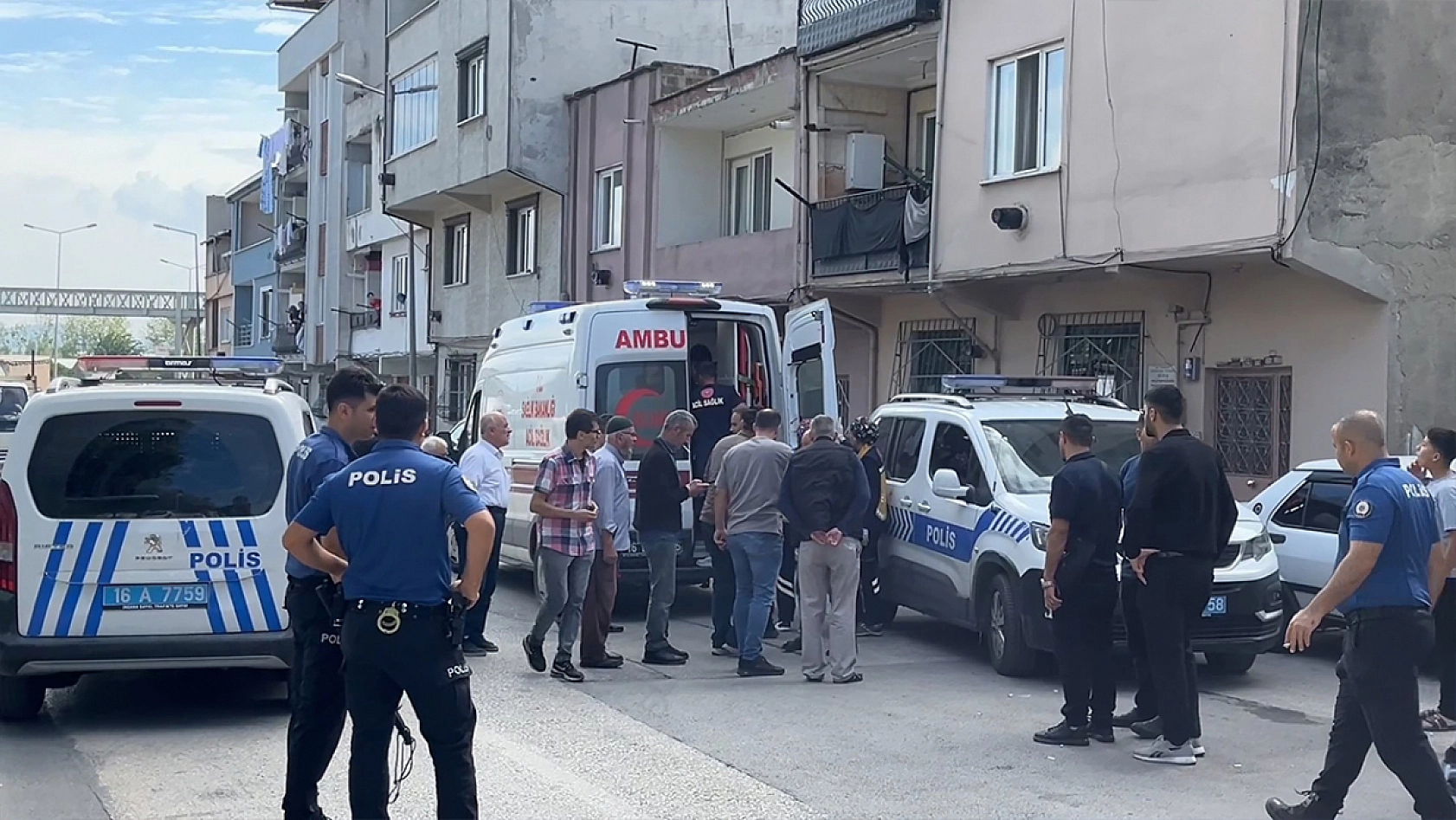 Hastaneye yatmak istemedi, polise bıçak çekip direndi