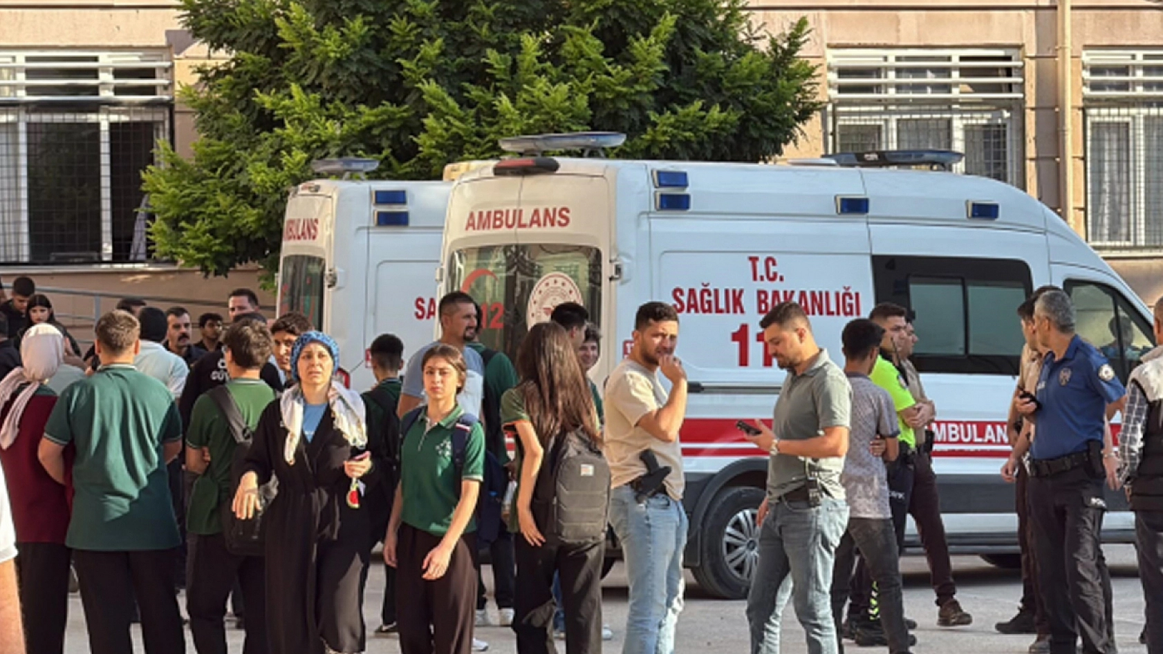 Lise önünde silahlı saldırı: Yaralılar var
