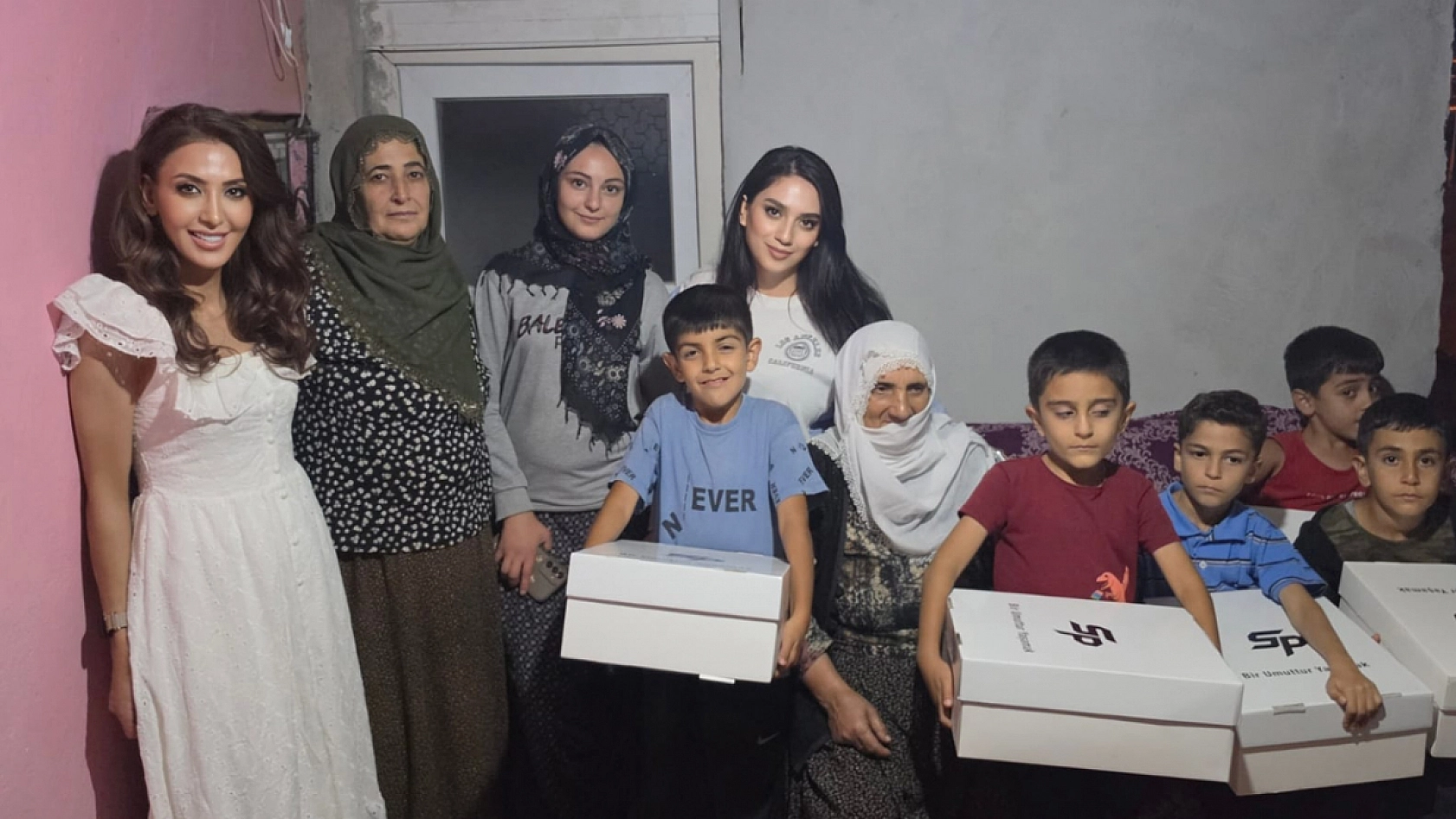 Sedat Peker'den Elazığ'da çocuklara kırtasiye desteği