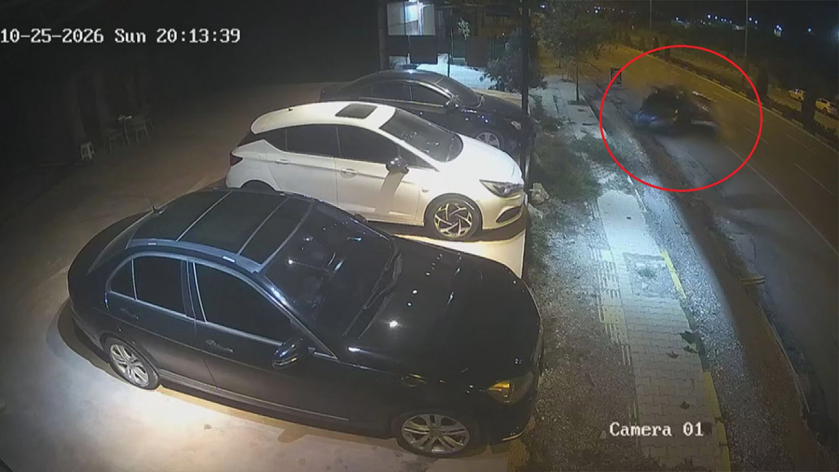 Seyir halindeki otomobil, park halindeki araca ok gibi saplandı