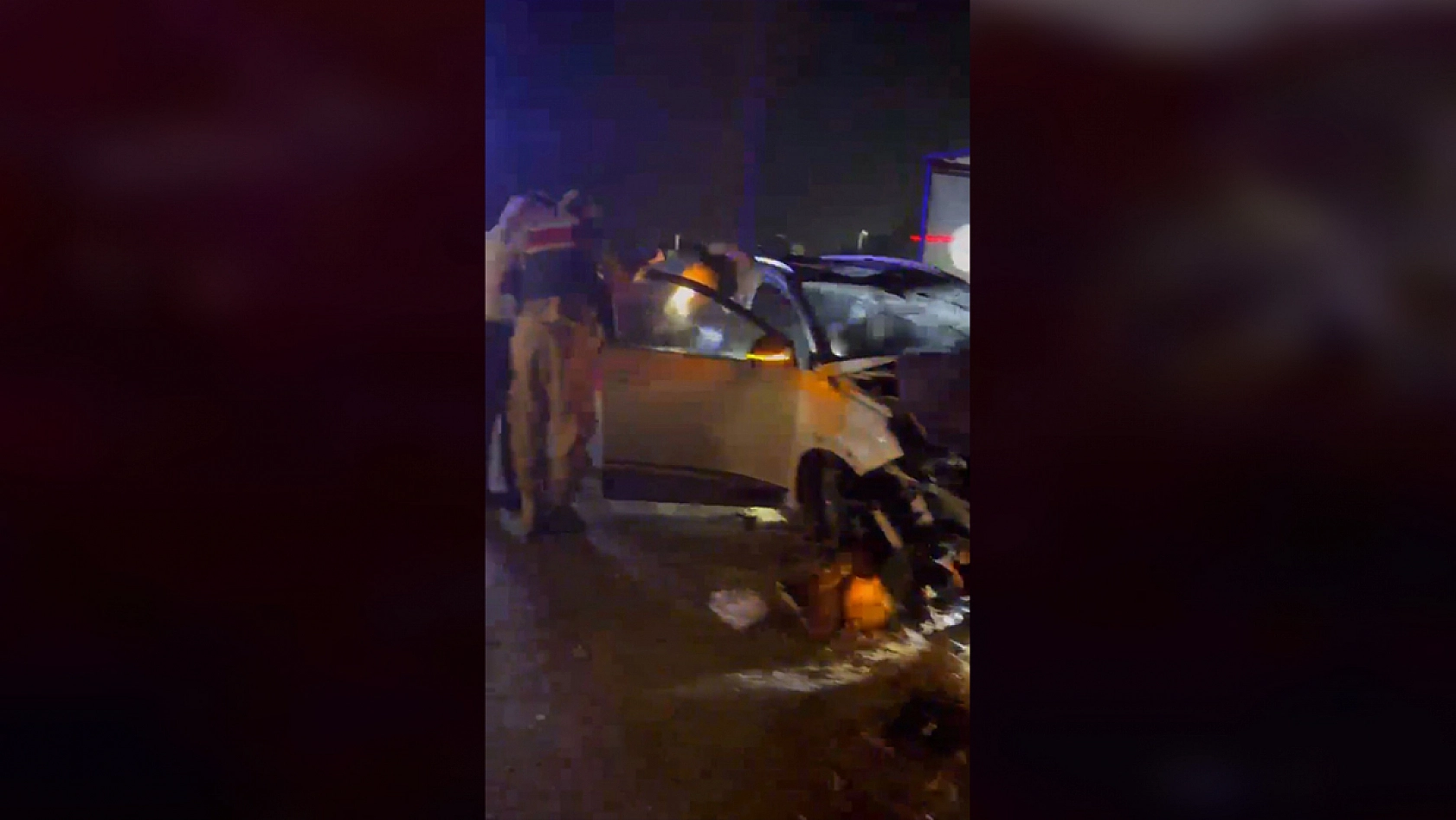 Kovancılar 'da otomobil yolcu durağına çarptı: 2 yaralı