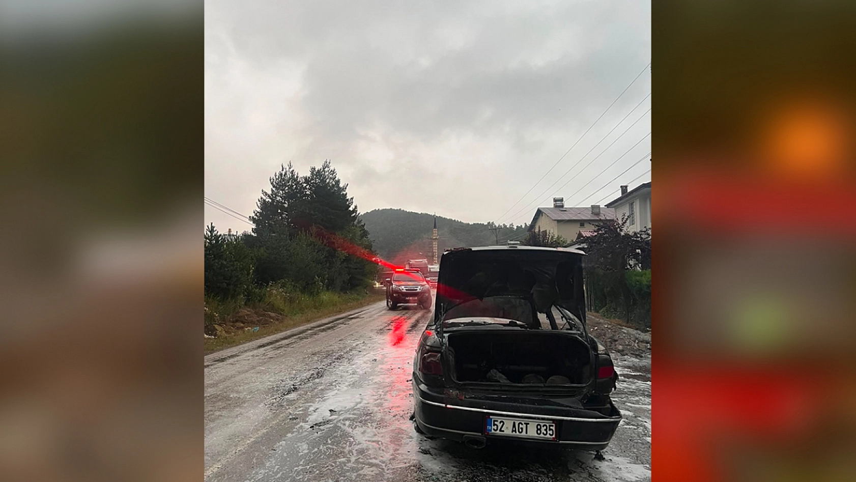 Otomobil alev aldı: patlama paniğe neden oldu