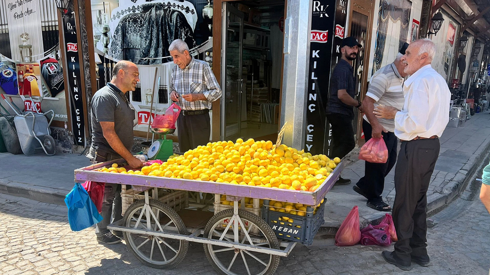 Elazığ'da kilosu 100 liradan 25 liraya düştü vatandaşlar kilo kilo aldı