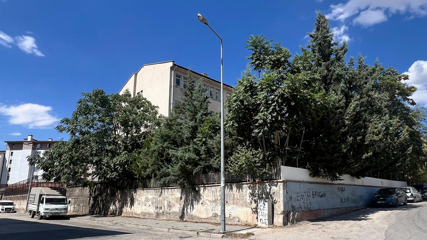 Elazığ'da yıkılmayan okul binası mahallelinin kâbusu oldu