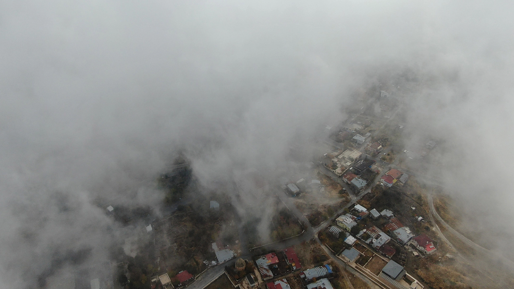 Baharı ayrı kışı ayrı güzel olan Tarihi mahallede sisten eşsiz güzelliğe