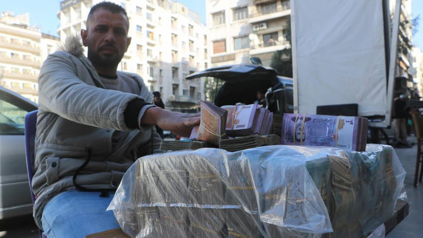 Sokaklarda balya balya para satıyorlar!